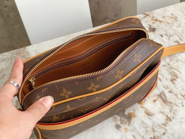Louis Vuitton Monogram Small Trocadero 27 Handbag - Image 2
