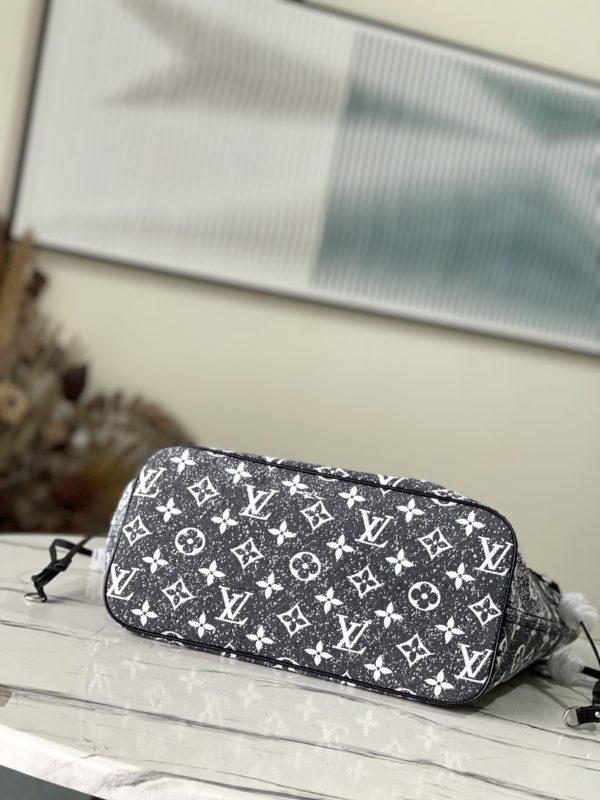Louis Vuitton Neverfull Medium-Sized Handbag - Image 4
