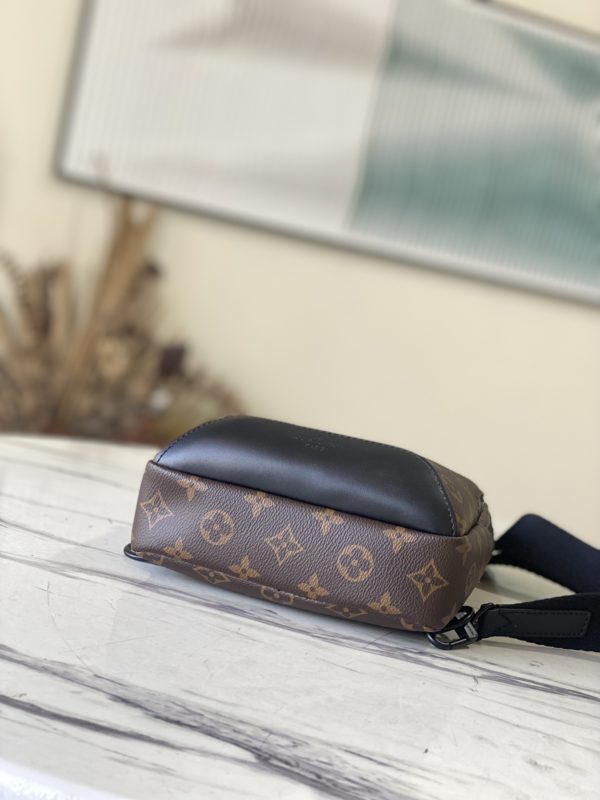 Louis Vuitton Presbyopic AVENUE Shoulder Bag - Image 2