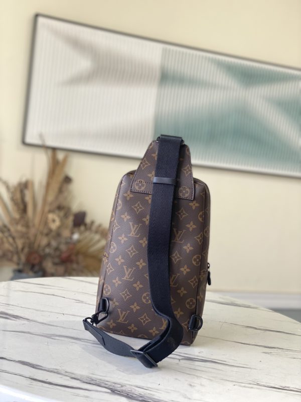 Louis Vuitton Presbyopic AVENUE Shoulder Bag - Image 5