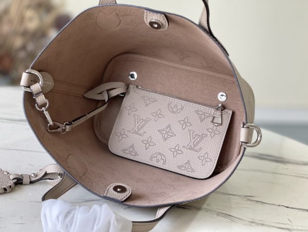 Louis Vuitton Grey Blossom Small Handbag - Image 5