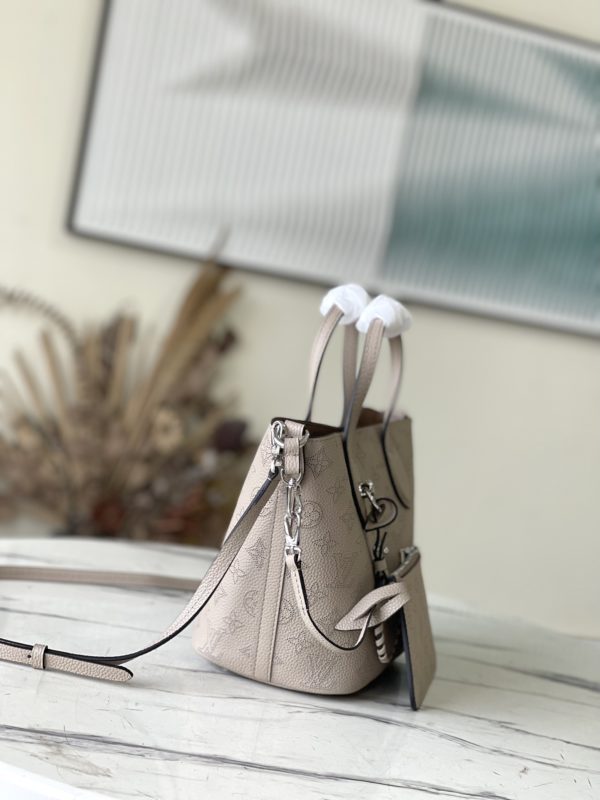 Louis Vuitton Grey Blossom Small Handbag - Image 6