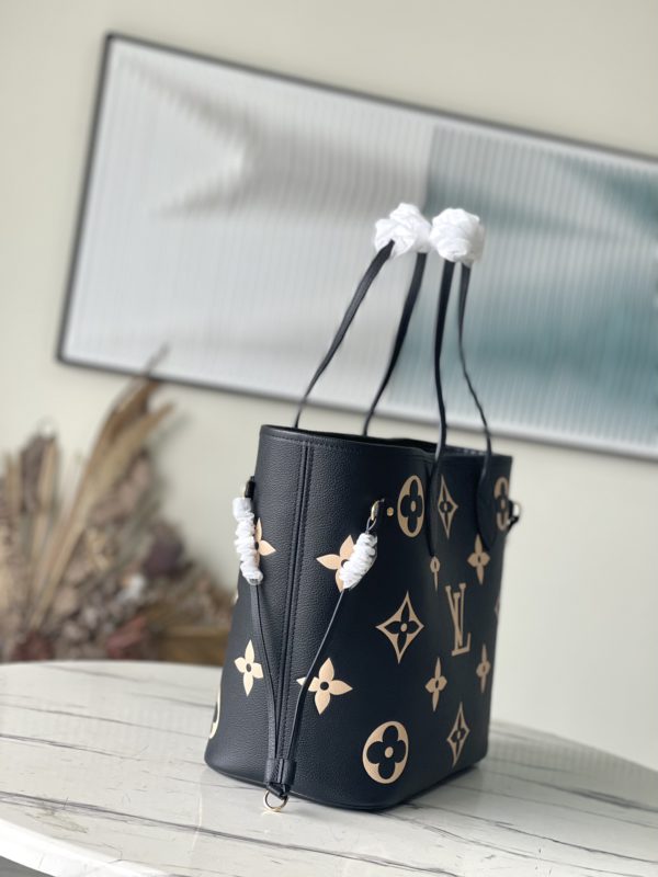 Louis Vuitton Neverfull Medium-Sized Handbag - Image 3