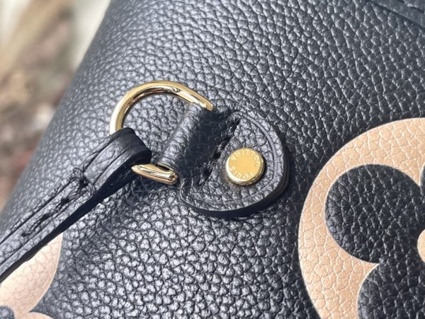 Louis Vuitton Neverfull Medium-Sized Handbag - Image 6