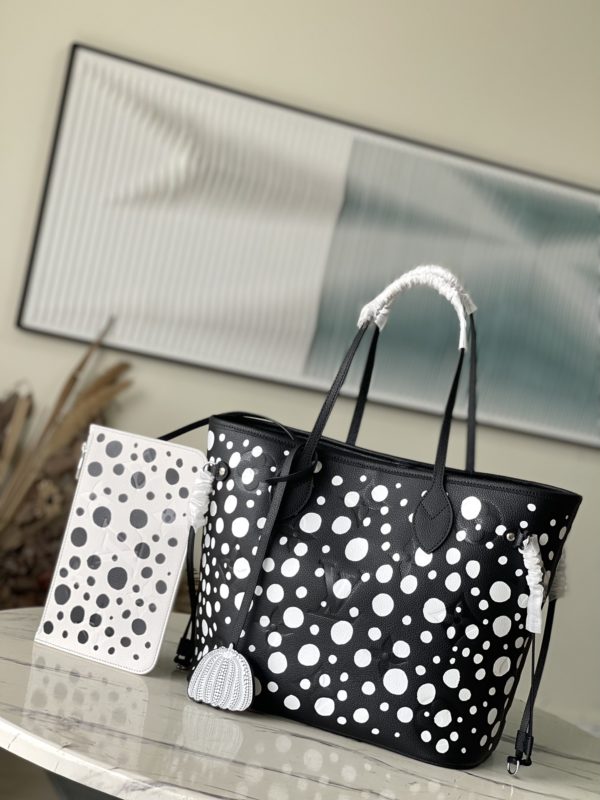 Louis Vuitton Neverfull Medium Handbag