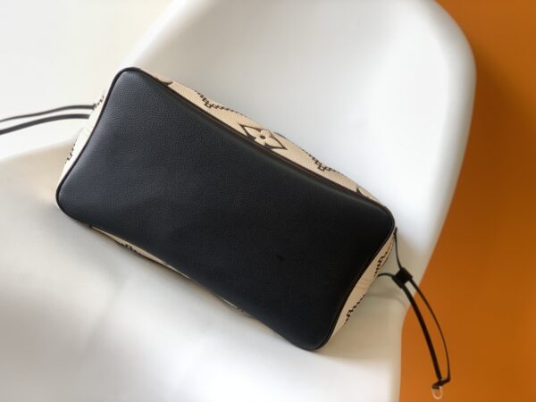 Louis Vuitton Neverfull Medium-Sized Handbag - White - Image 4