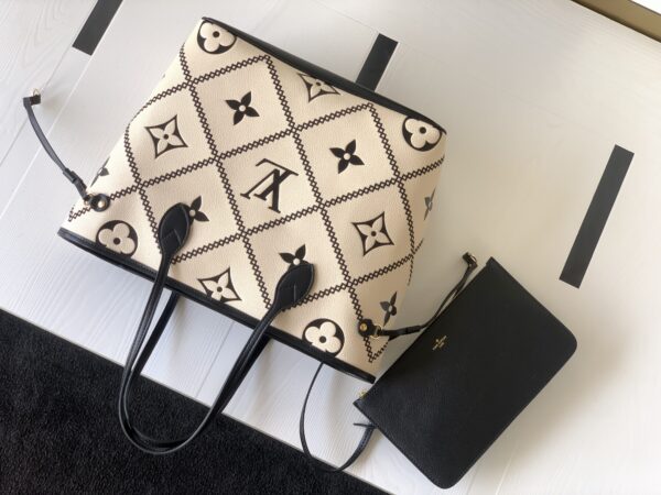 Louis Vuitton Neverfull Medium-Sized Handbag - White - Image 2