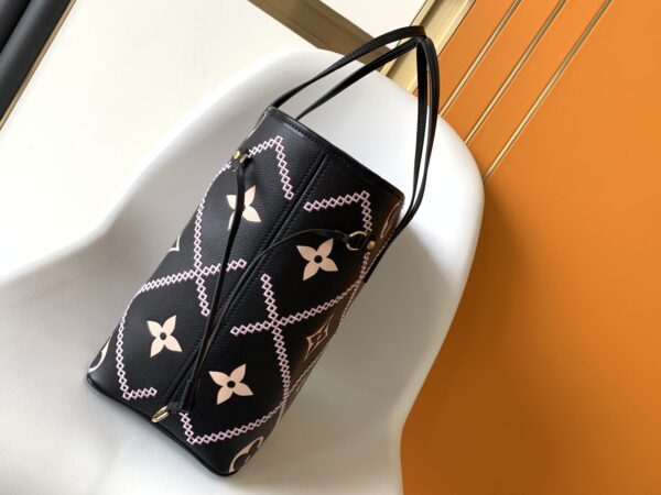 Louis Vuitton Neverfull Medium-Sized Handbag - Black - Image 5