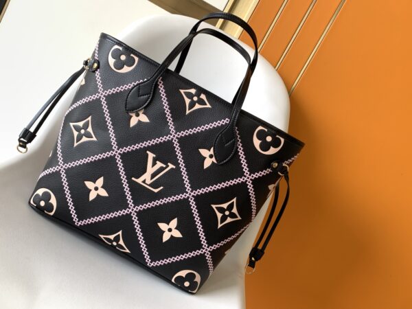 Louis Vuitton Neverfull Medium-Sized Handbag - Black - Image 4
