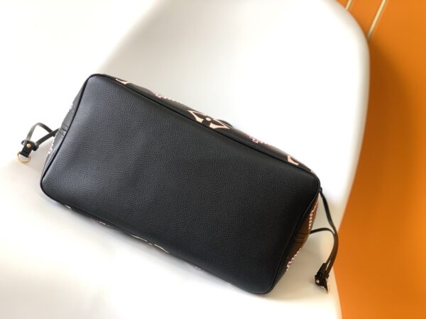 Louis Vuitton Neverfull Medium-Sized Handbag - Black - Image 3