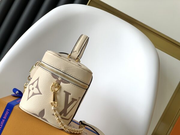 Louis Vuitton Giant Monogram Vanity Small Handbag - White - Image 5