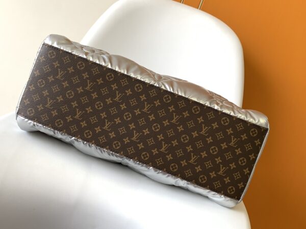 Louis Vuitton OnTheGO Large Handbag - Silver - Image 4