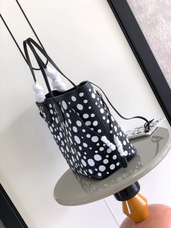 Louis Vuitton Neverfull Medium-Sized Handbag - Black - Image 5
