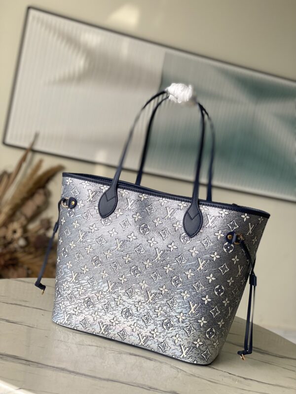 Louis Vuitton Neverfull Medium-Sized Handbag - Silver - Image 4