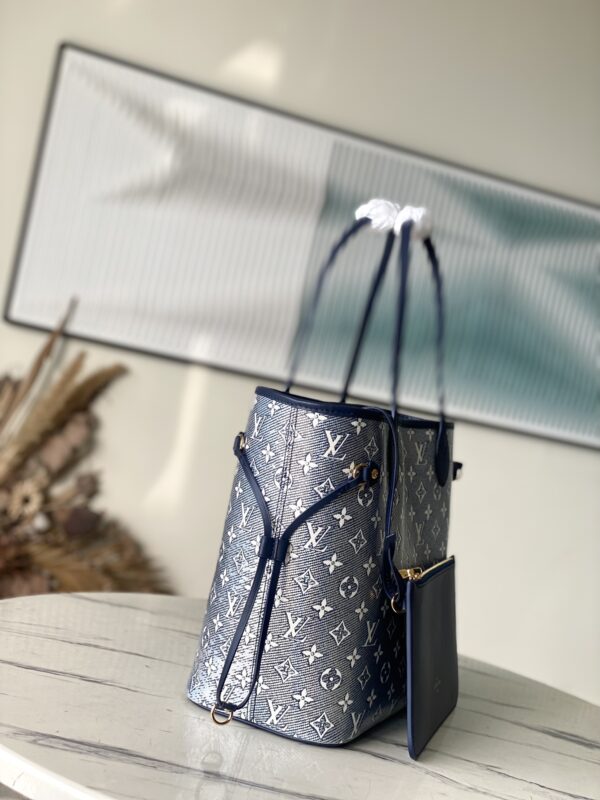 Louis Vuitton Neverfull Medium-Sized Handbag - Silver - Image 5