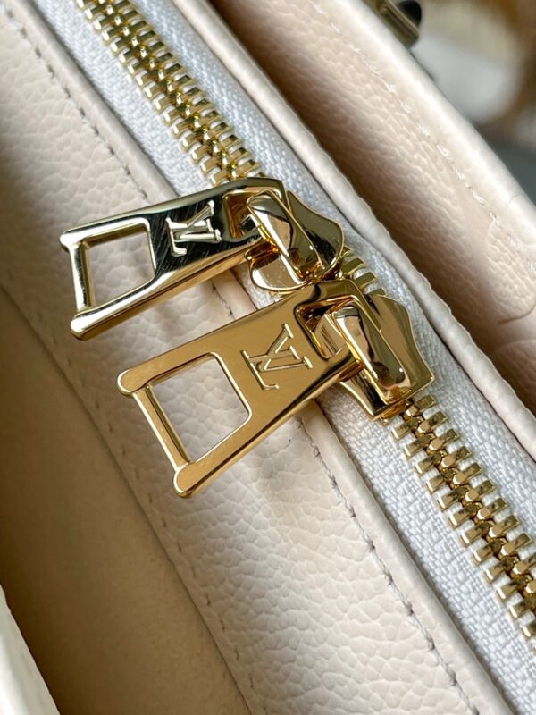 Louis Vuitton Onthego East West Handbag - White - Image 2